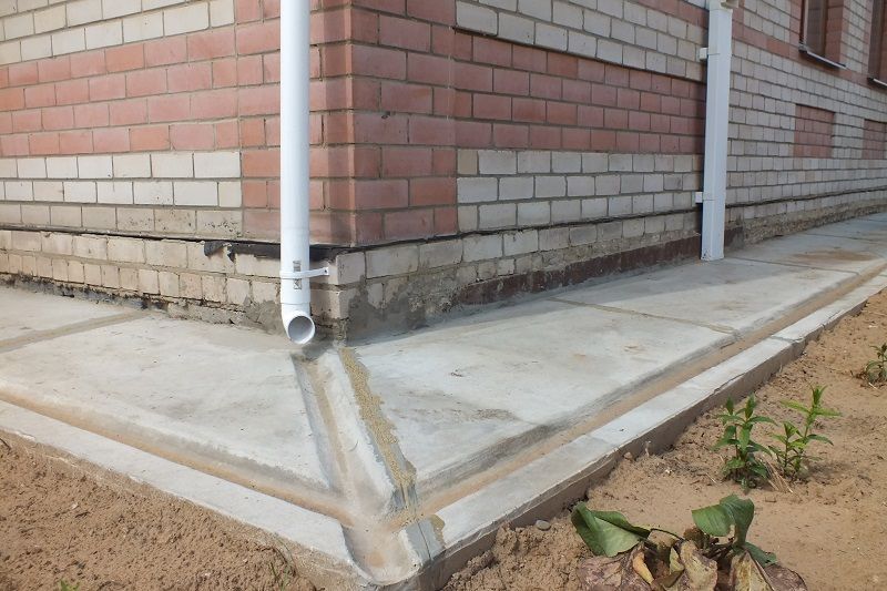 Как выполнить отмостку фундамента из бетона